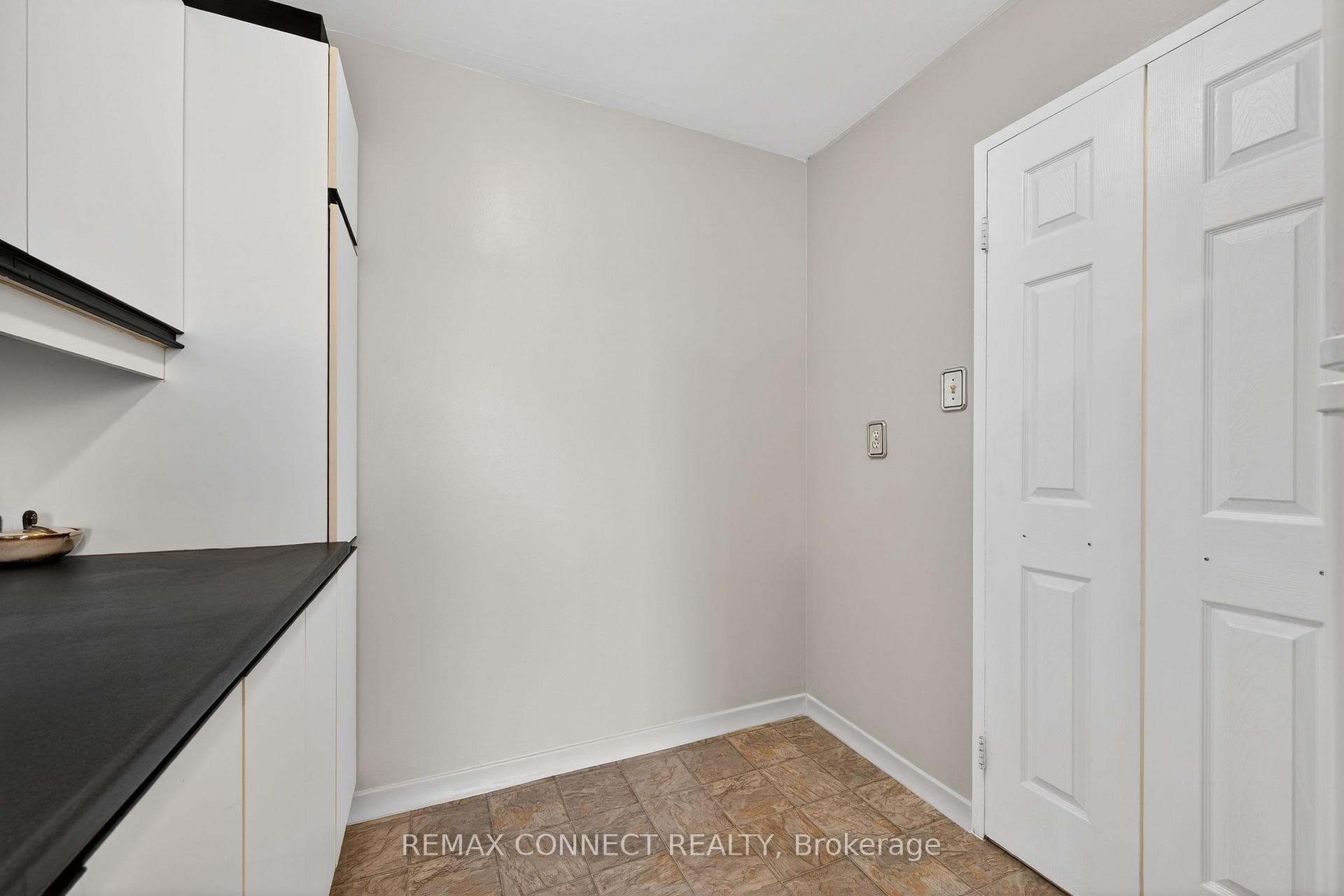 2 Glamorgan Avenue Unit 910 photo 28