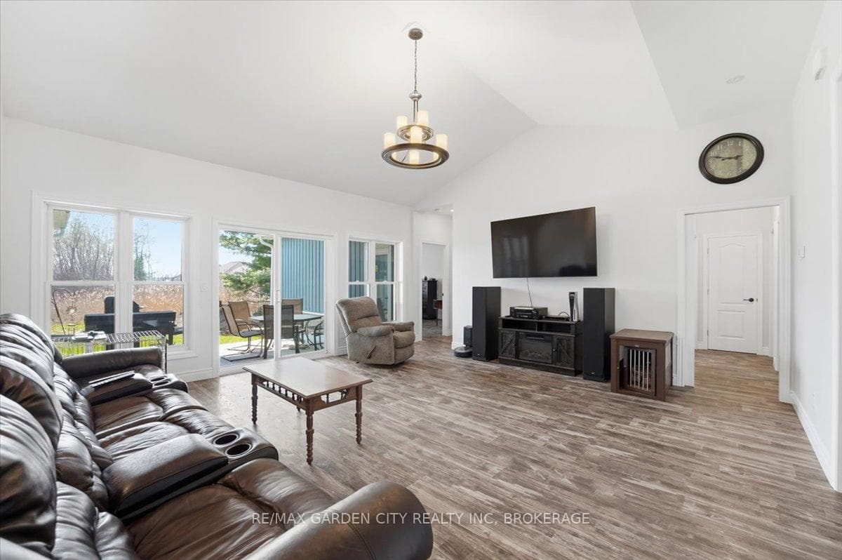 Great room with vaulted ceilings and Patio doors