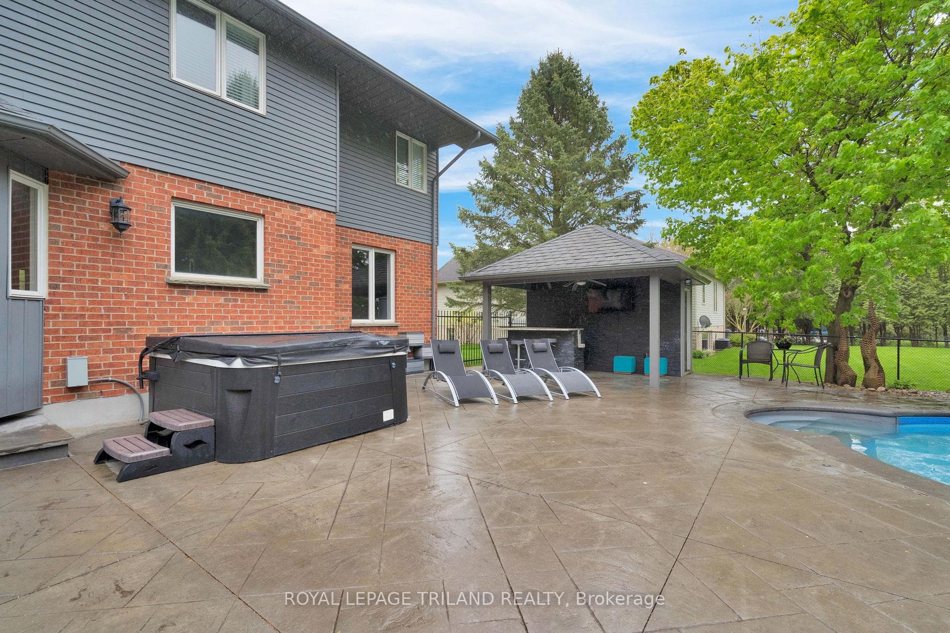 Back Yard - hot tub