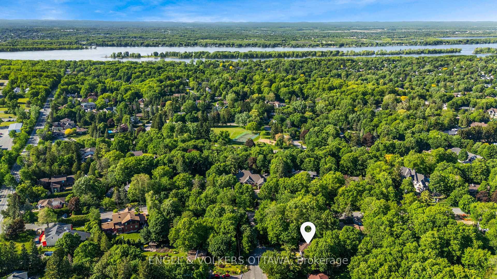 1 Amberly Place photo 27