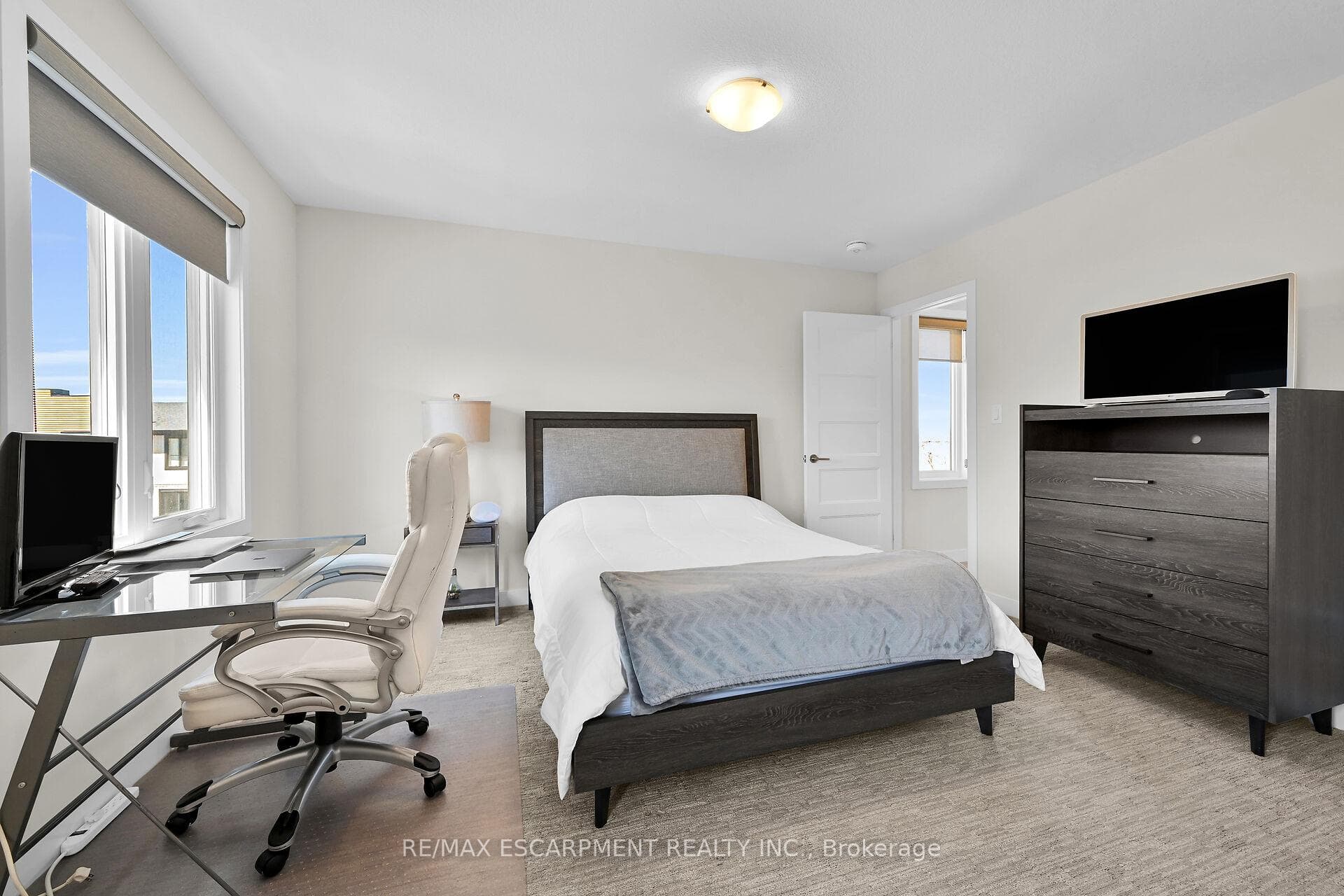 904 West Village Square photo 34