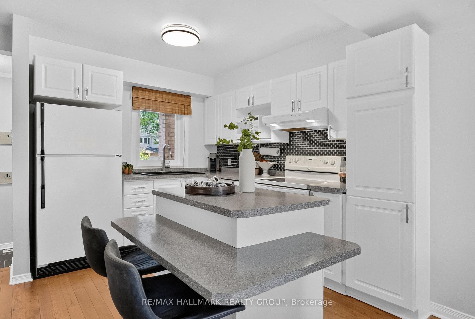 Convenient Island with Breakfast Area