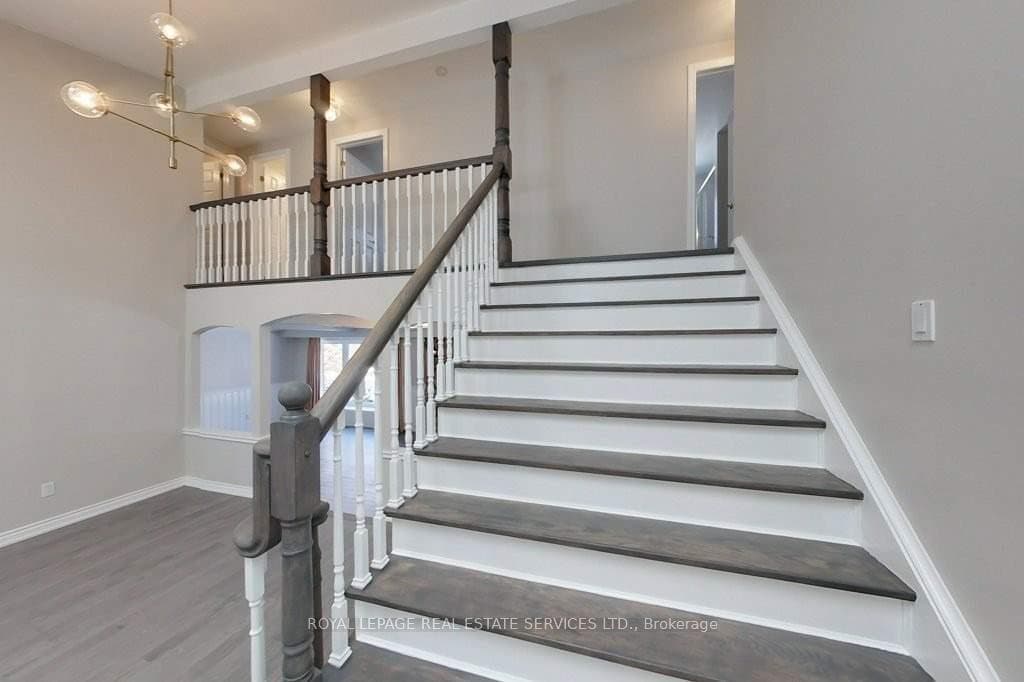 141 Castle Crescent photo 3