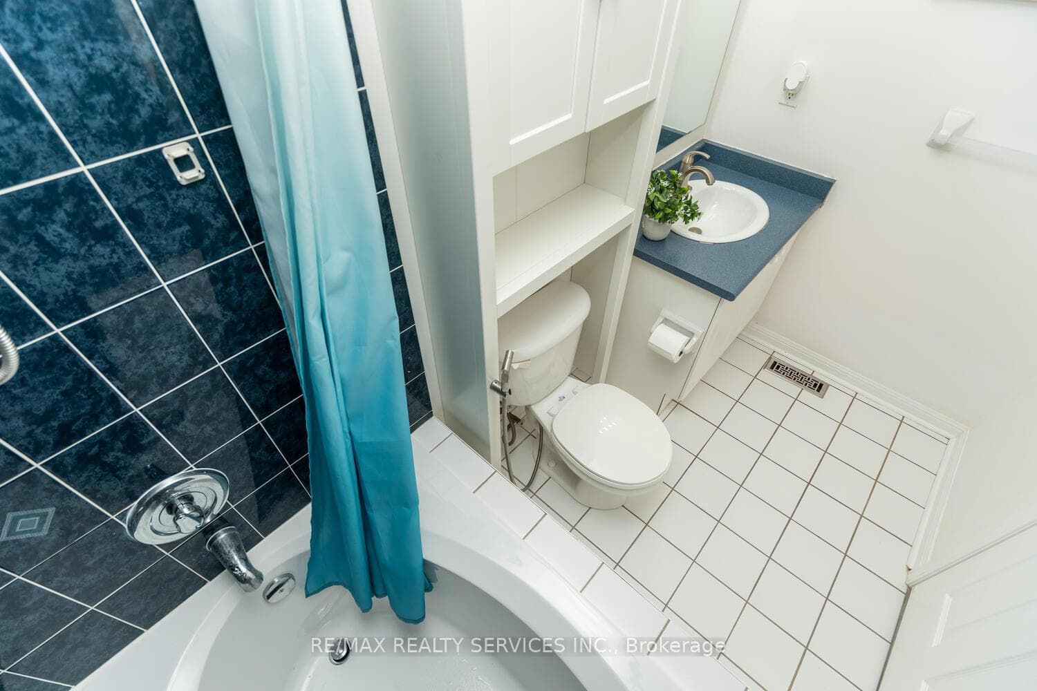 16 Regatta Crescent photo 23