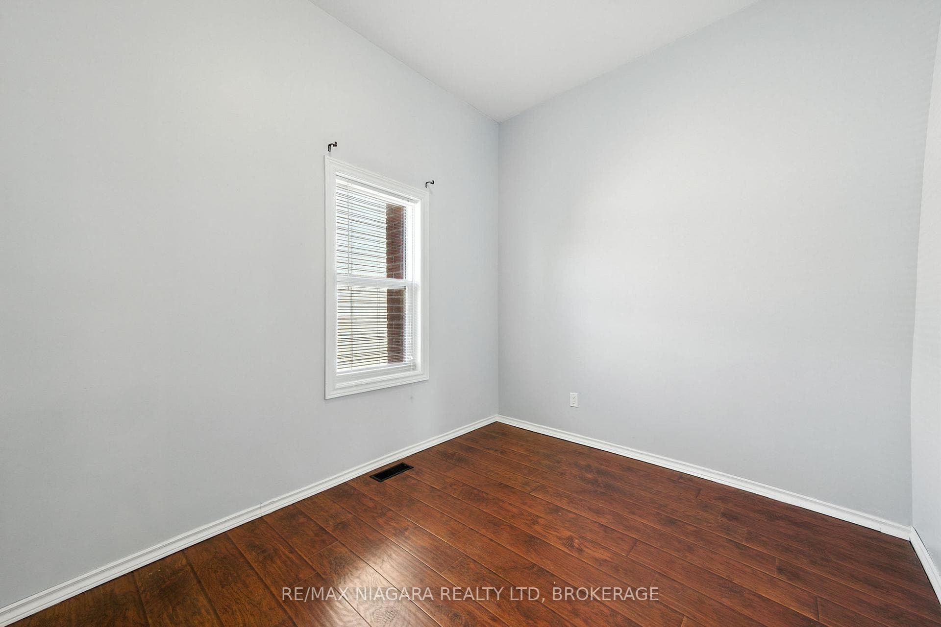 4 Woodland Avenue photo 9