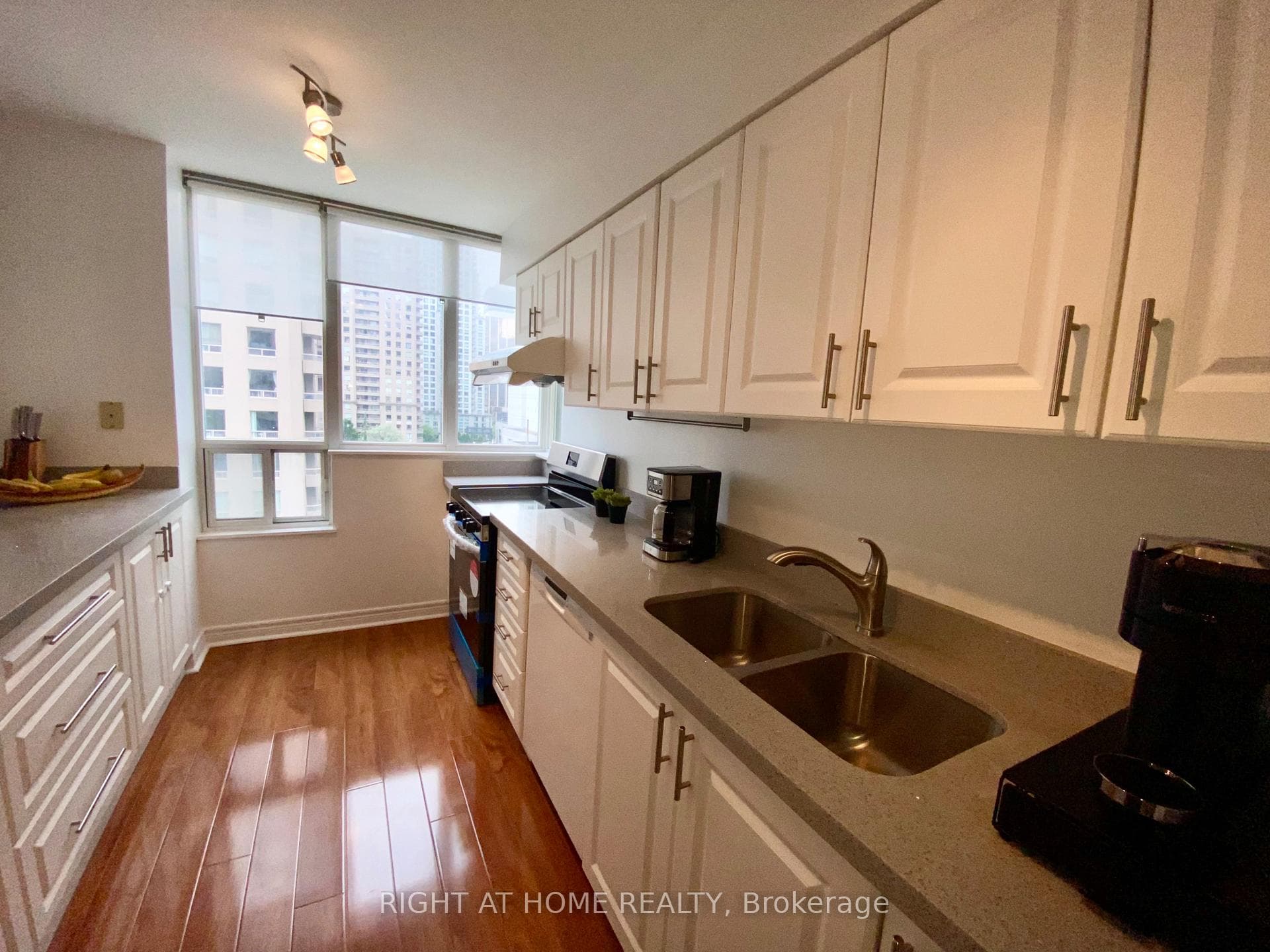 28 Empress Avenue Unit 912 photo 32