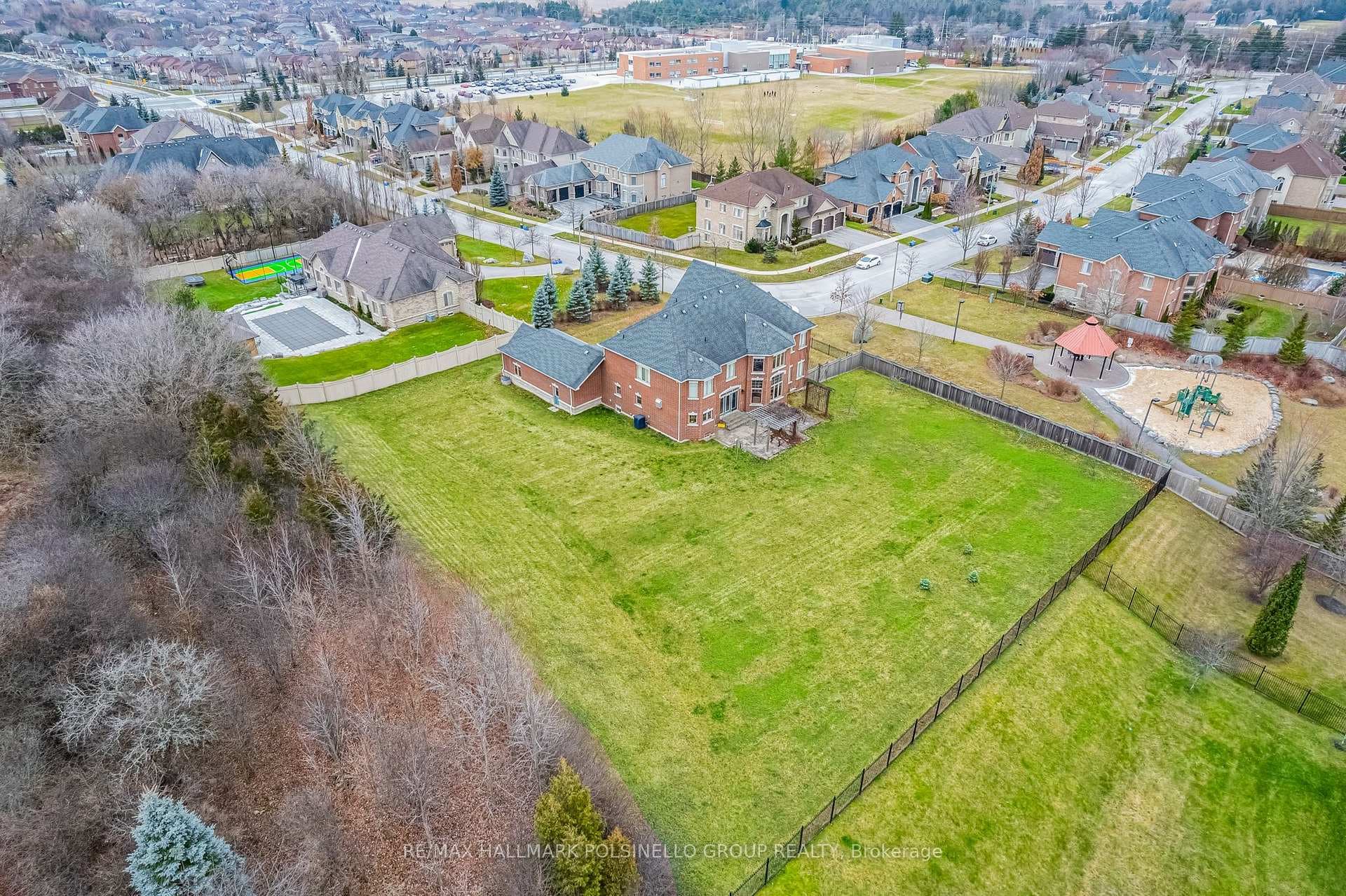 63 Soleil Boulevard photo 40