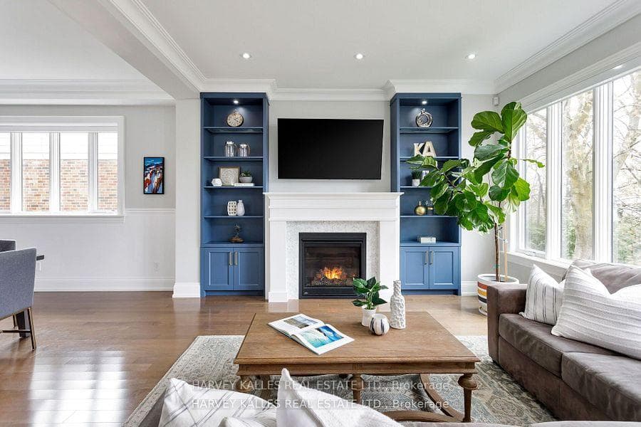 4673 Dundas Street photo 9