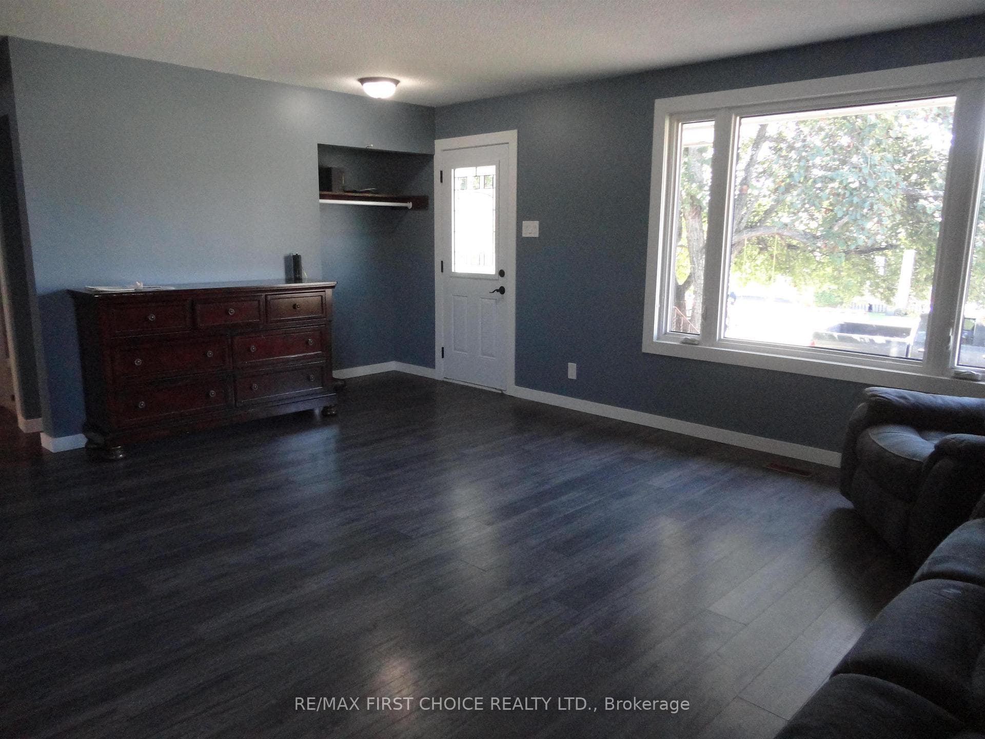 553 Strand Avenue photo 10