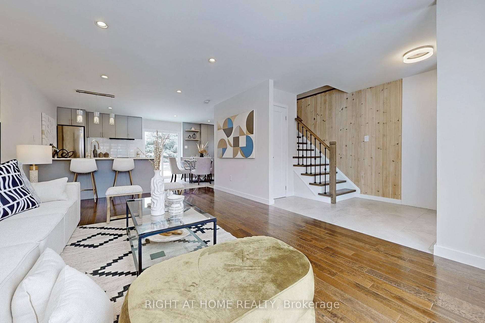216 Talbot Crescent photo 6