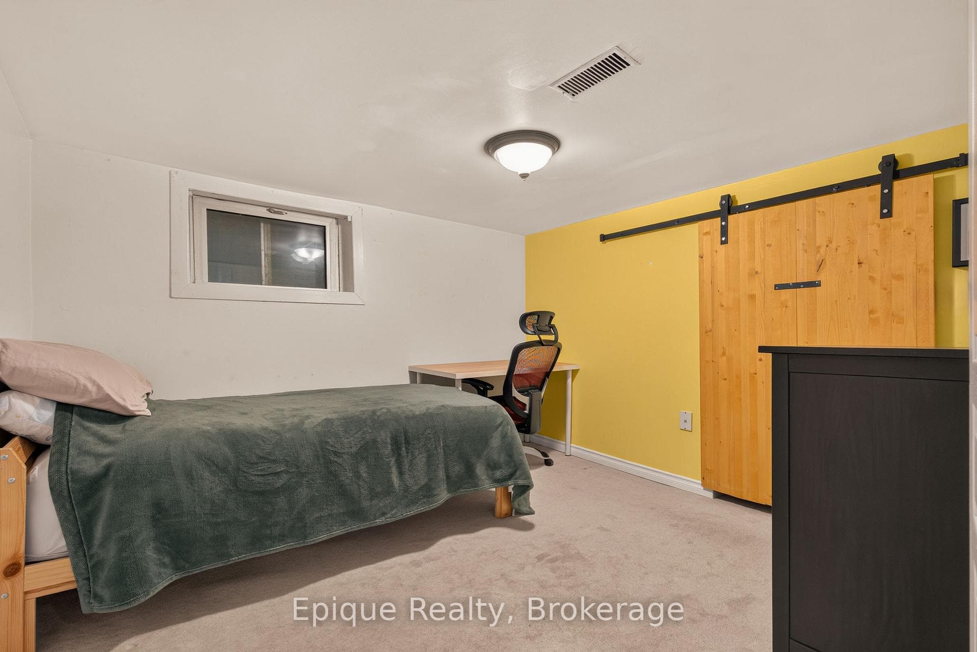 93 Graham Avenue photo 28