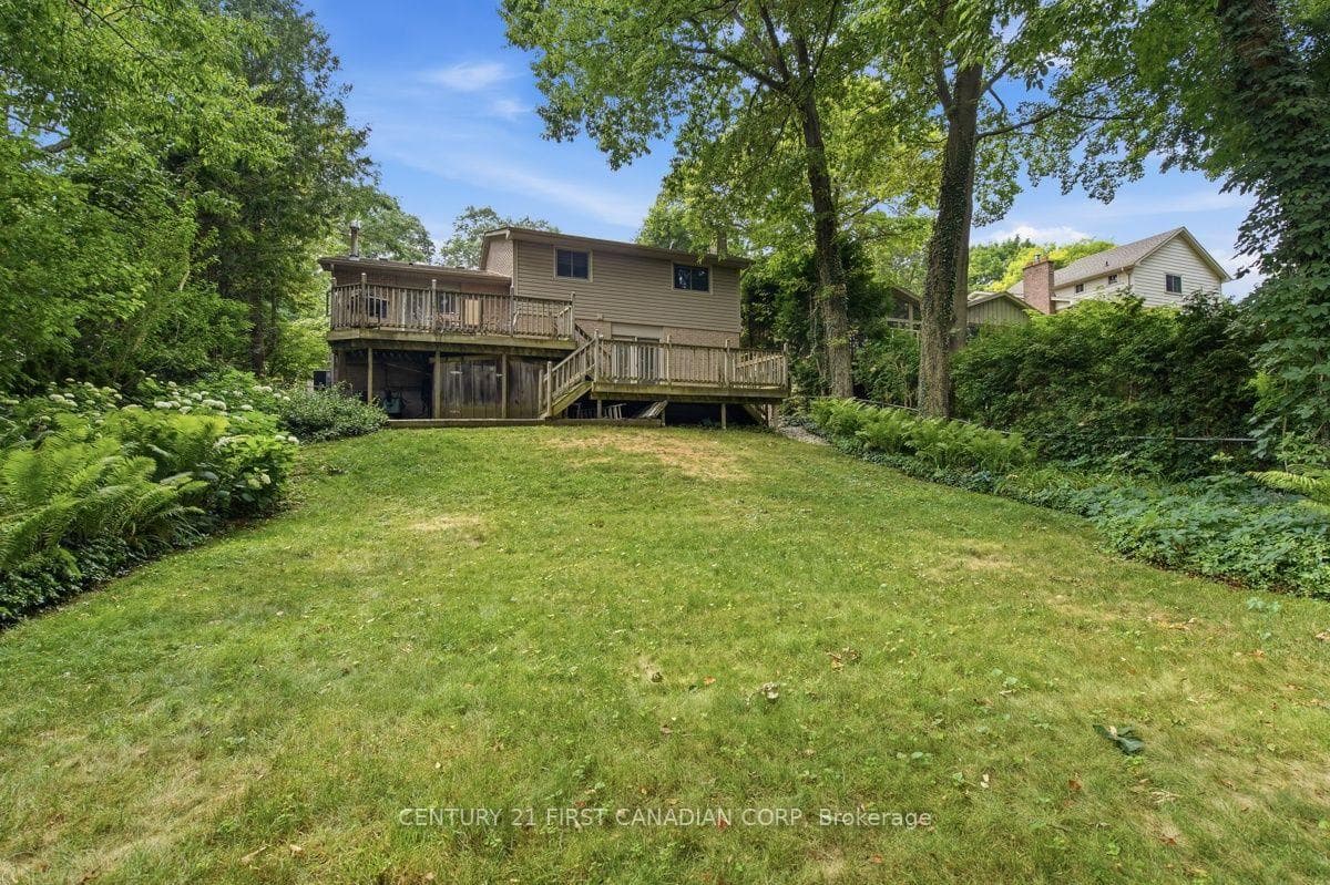 46 Ski Valley Crescent photo 3