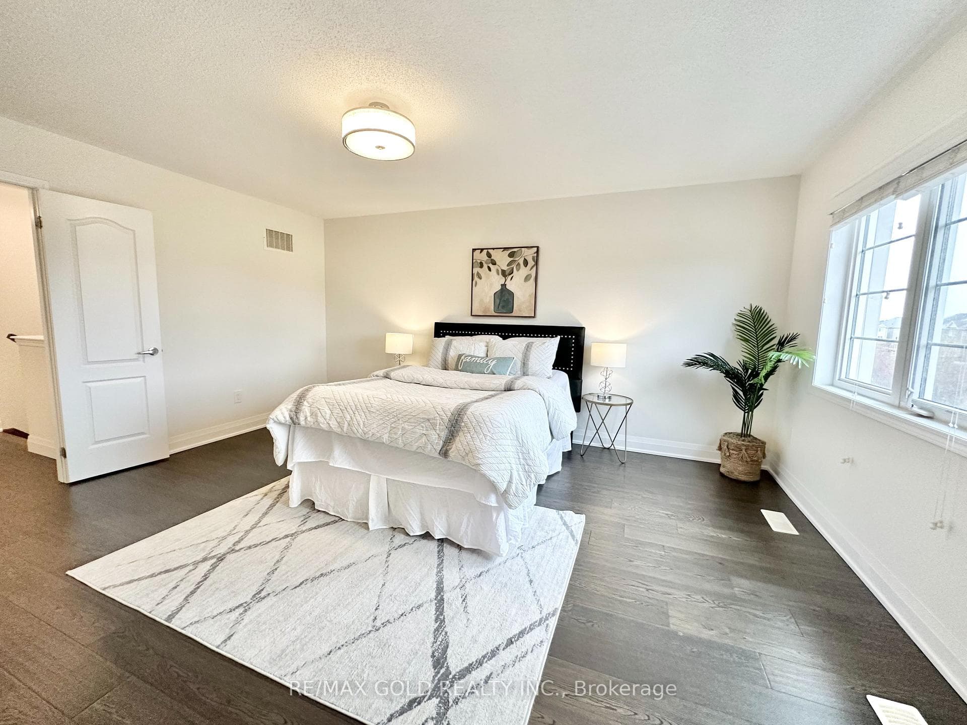 1230 Duignan Crescent photo 23