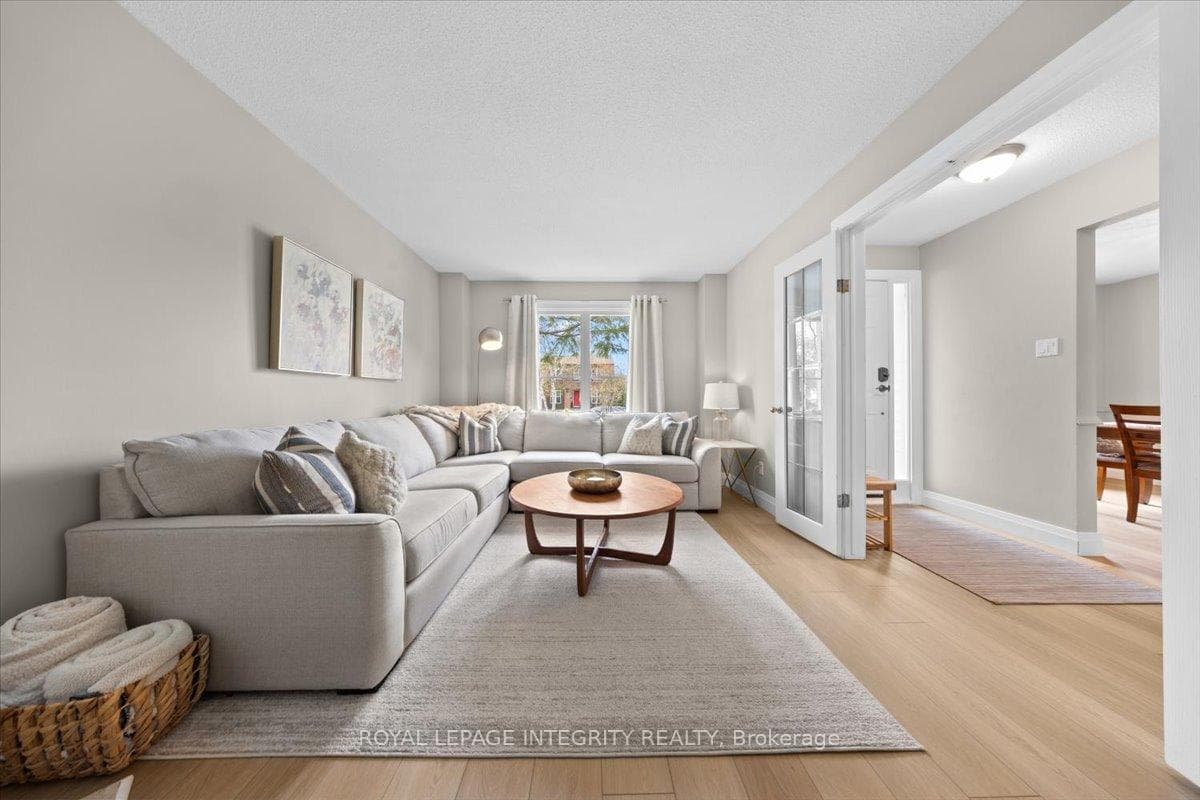 1122 St Germain Crescent photo 5