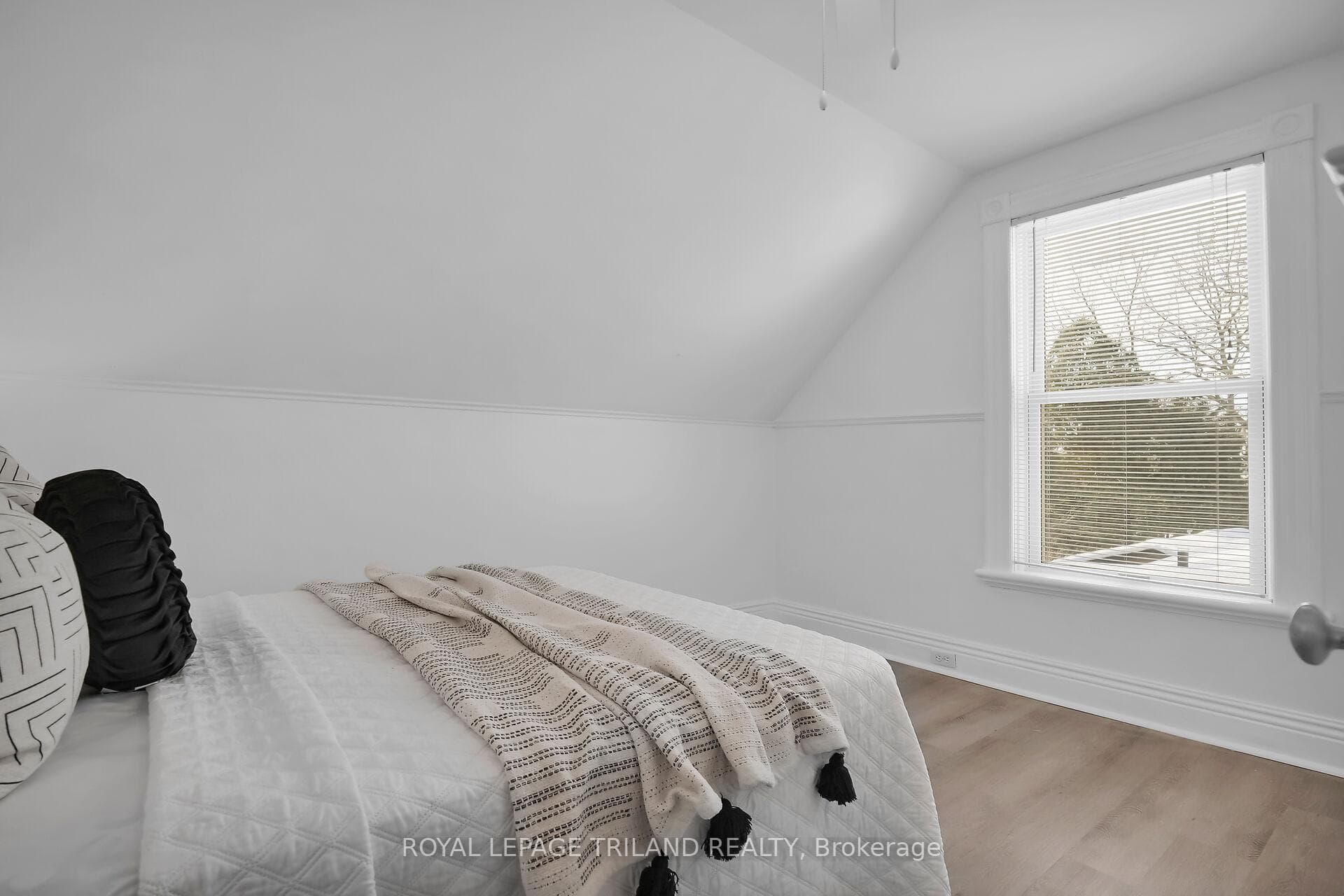 855 Maitland Street photo 25