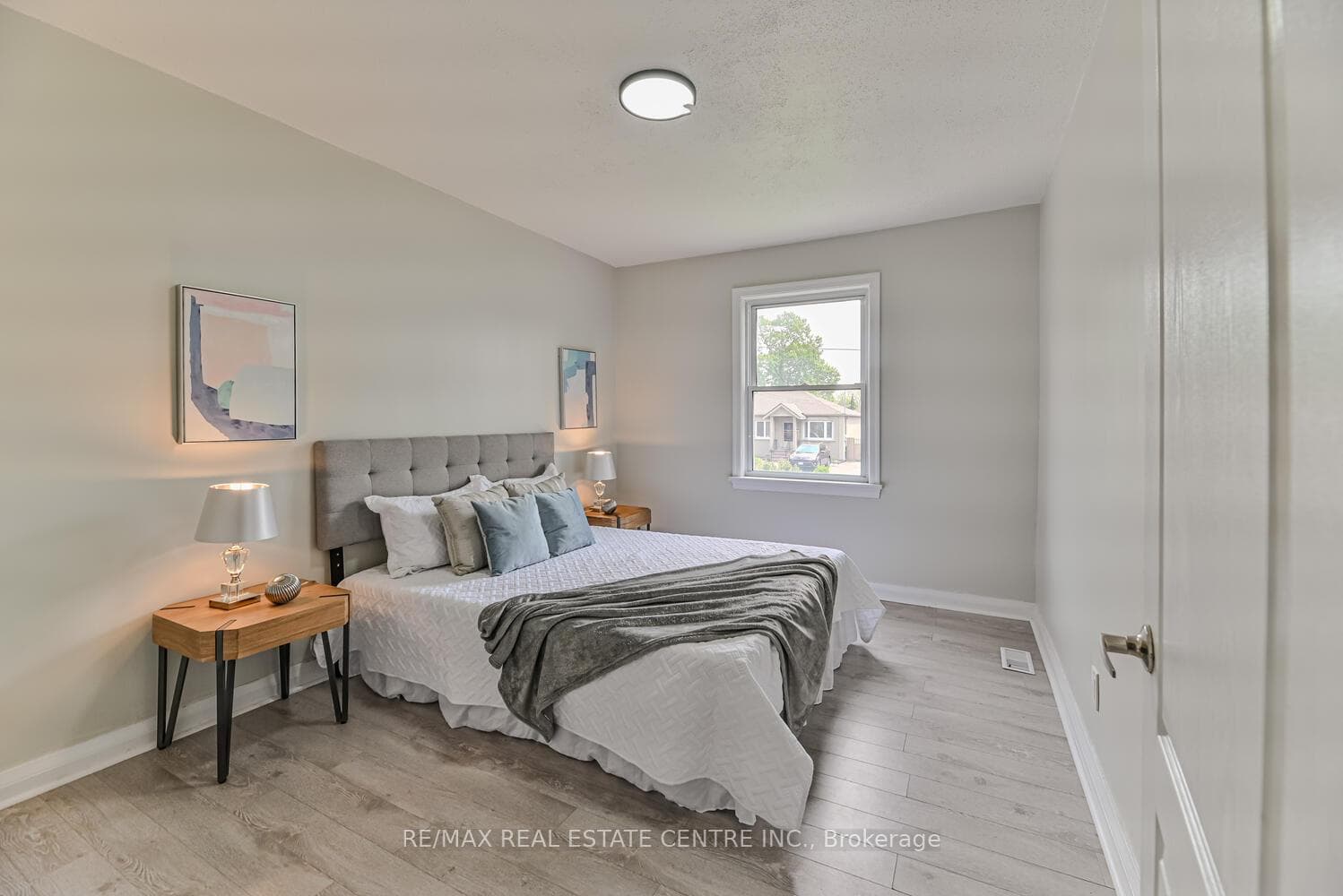 573 Exbury Crescent photo 22