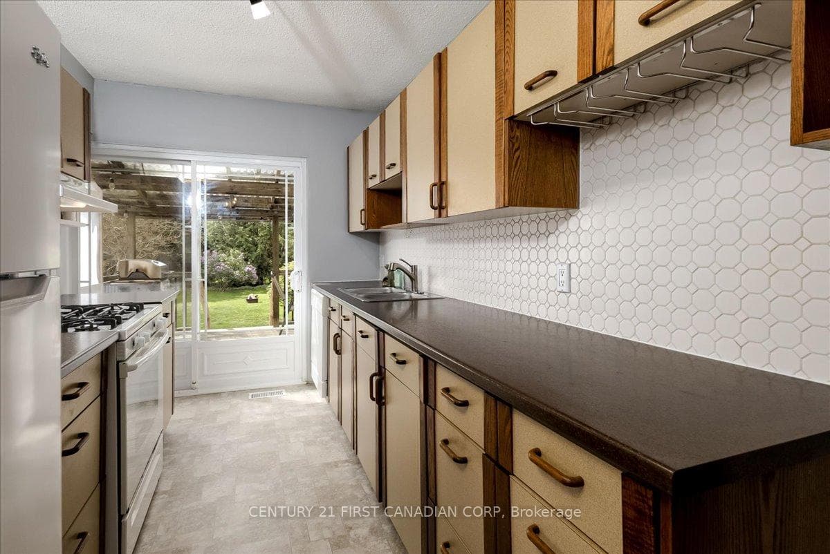 747 Whetter Avenue photo 14