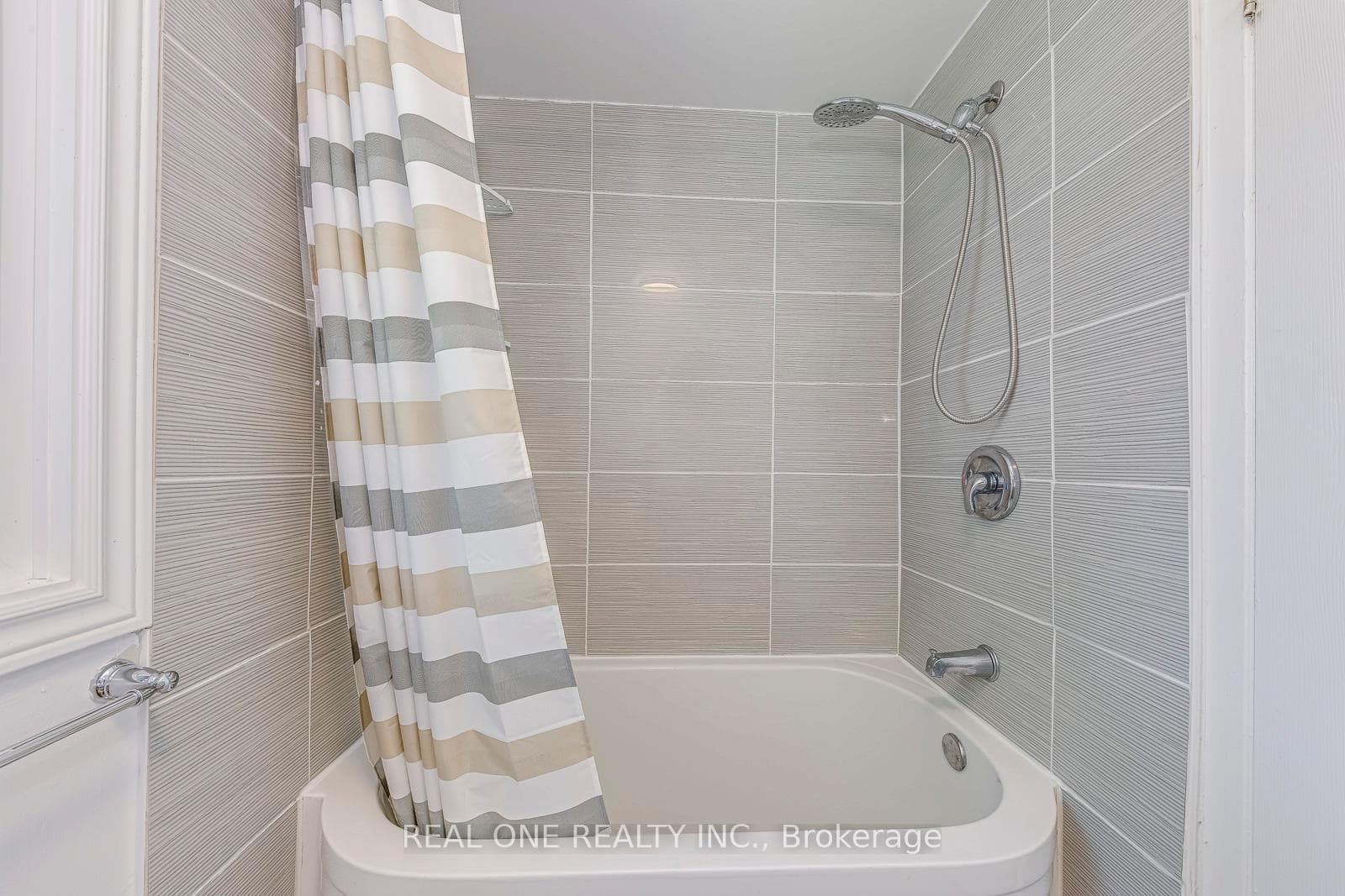 2211 All Saints Crescent photo 29