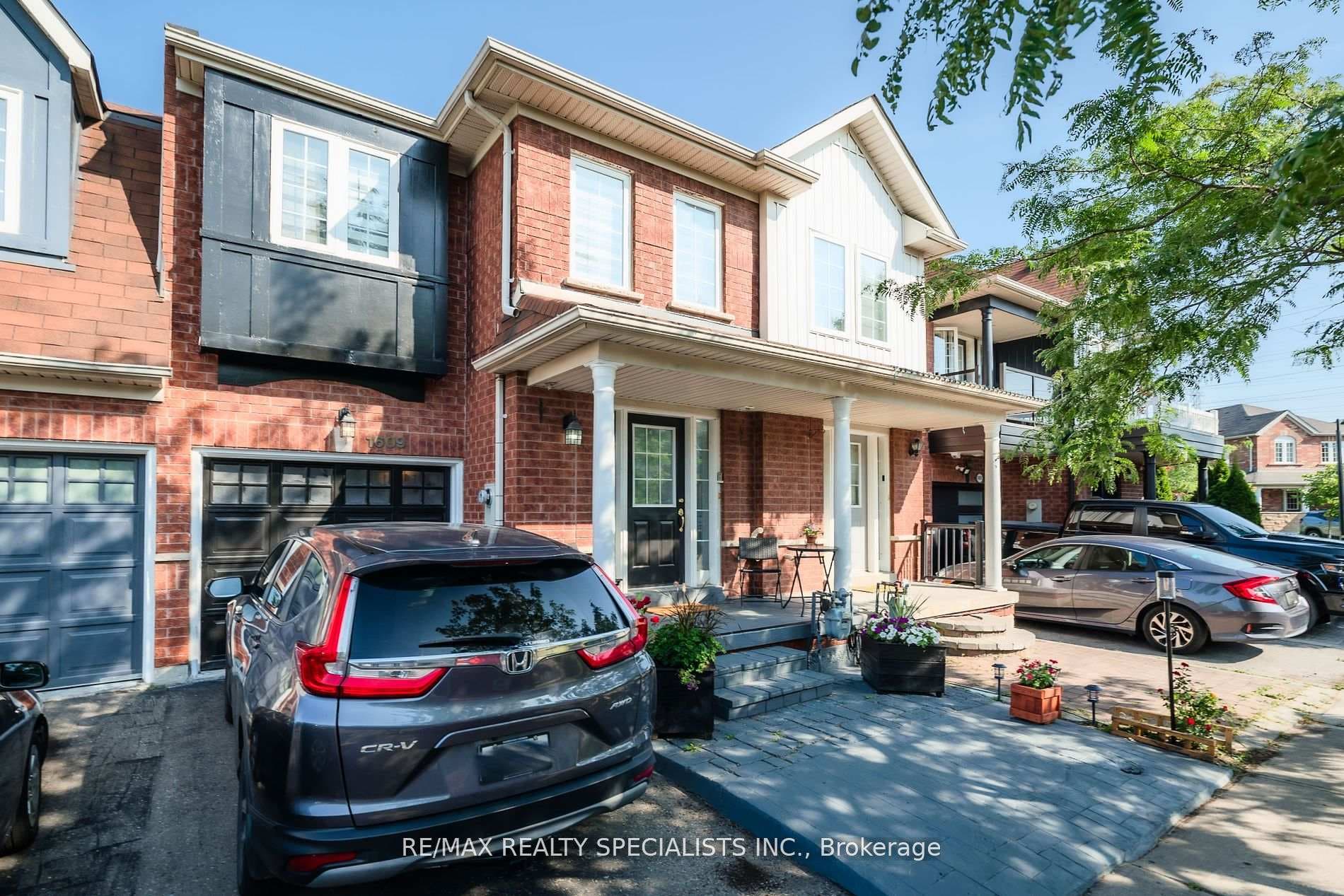 1609 AVONMORE Square photo 29