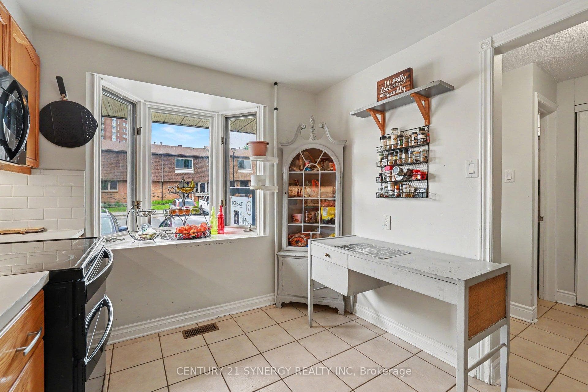 909D Elmsmere Road photo 9