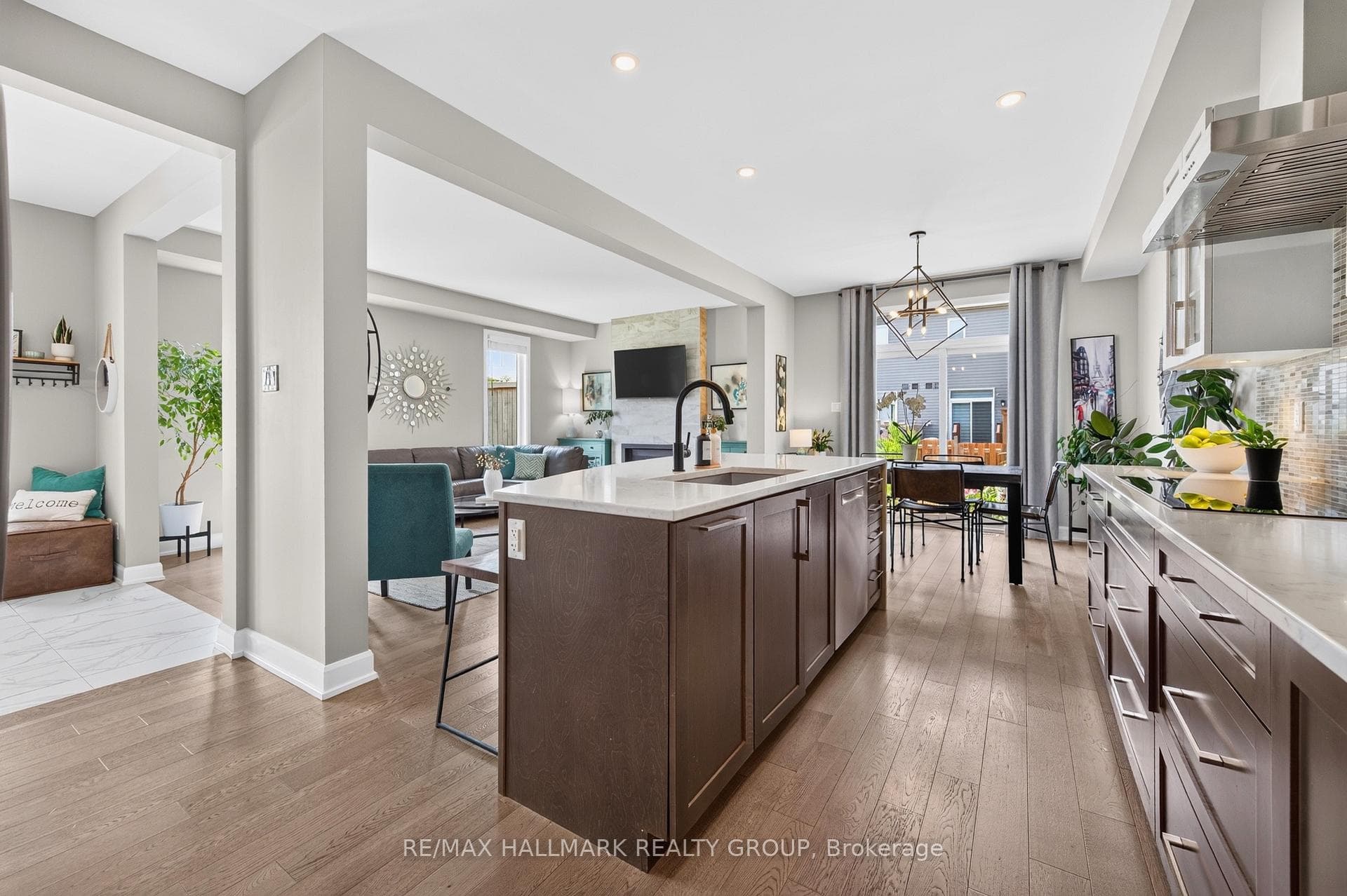 595 Decoeur Drive photo 17