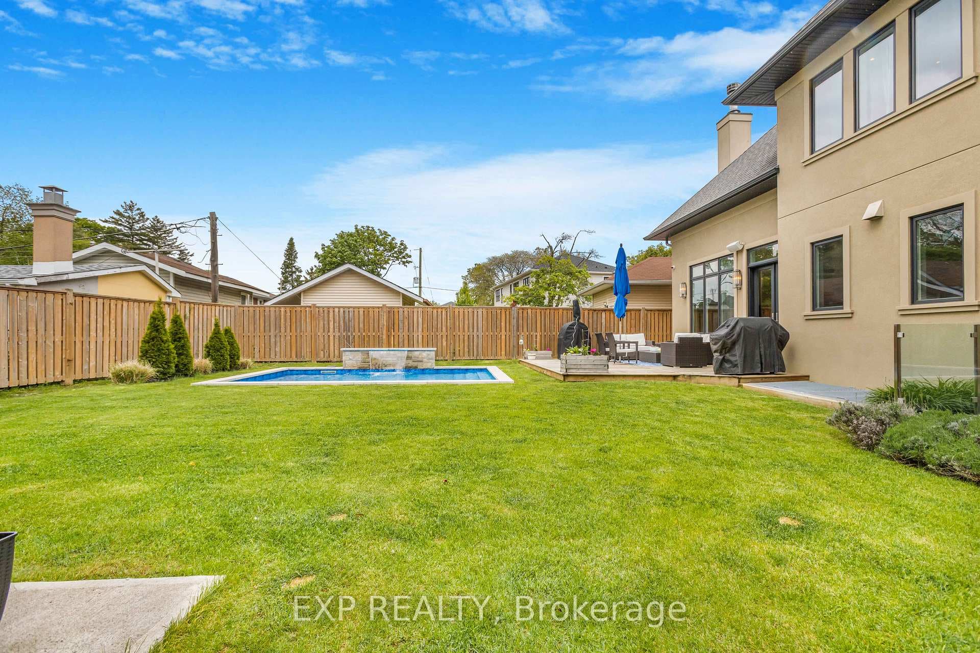 574 Stephens Crescent photo 46