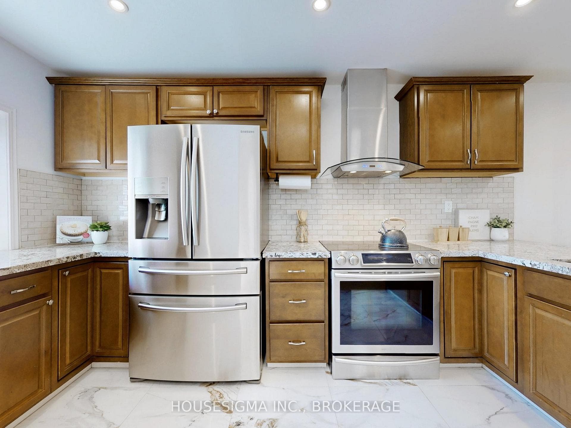 2421 MALCOLM Crescent photo 14