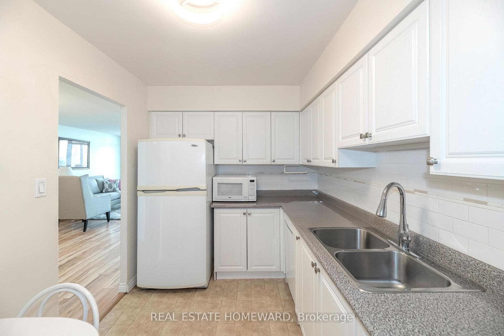 Eat-in Kitchen