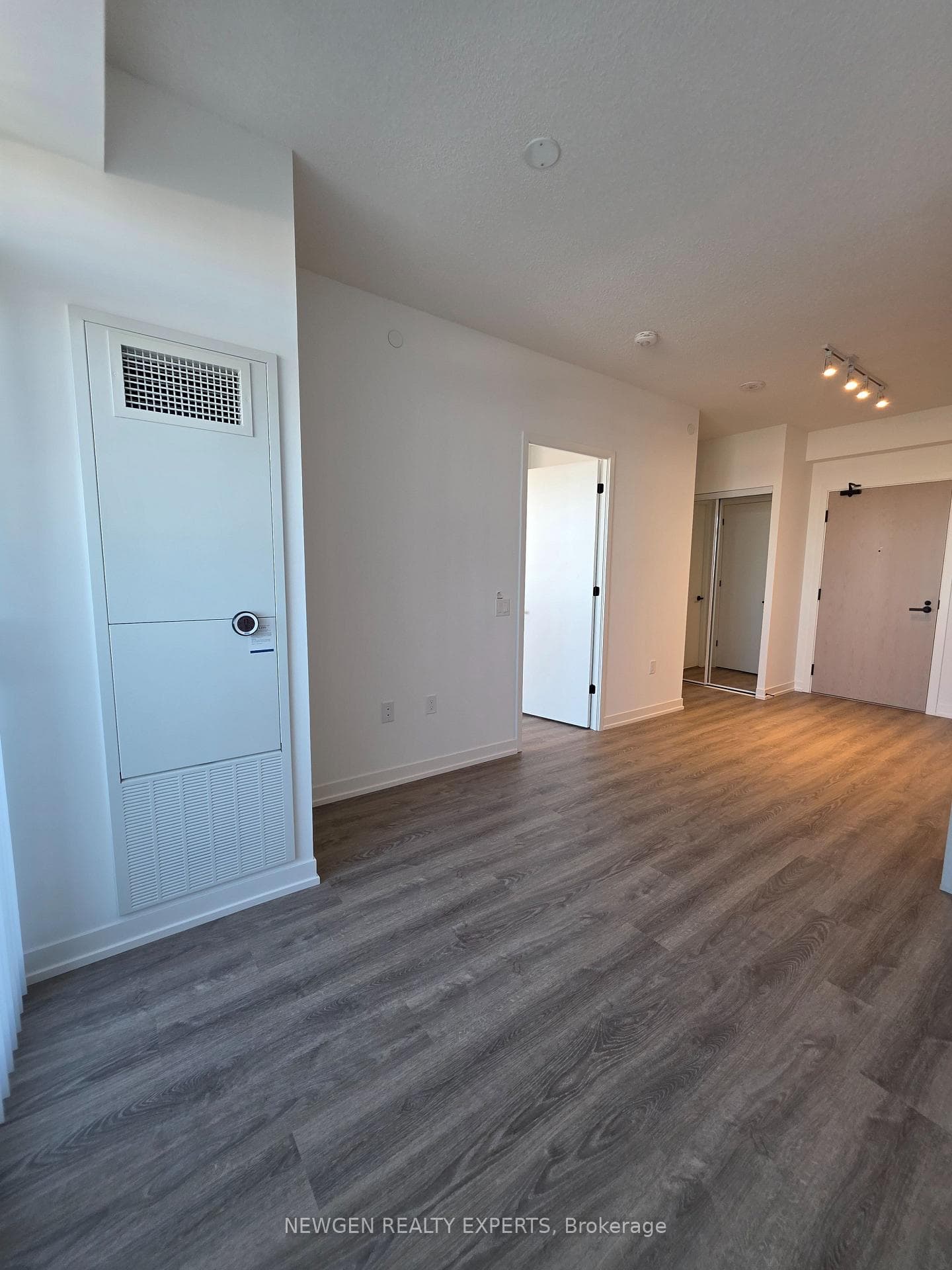 8 Interchange Way Unit 1805 photo 7