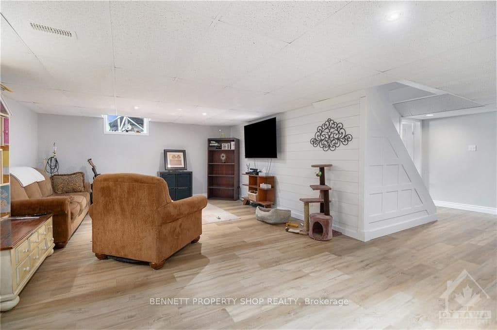 101 CORVINELLI Crescent photo 24