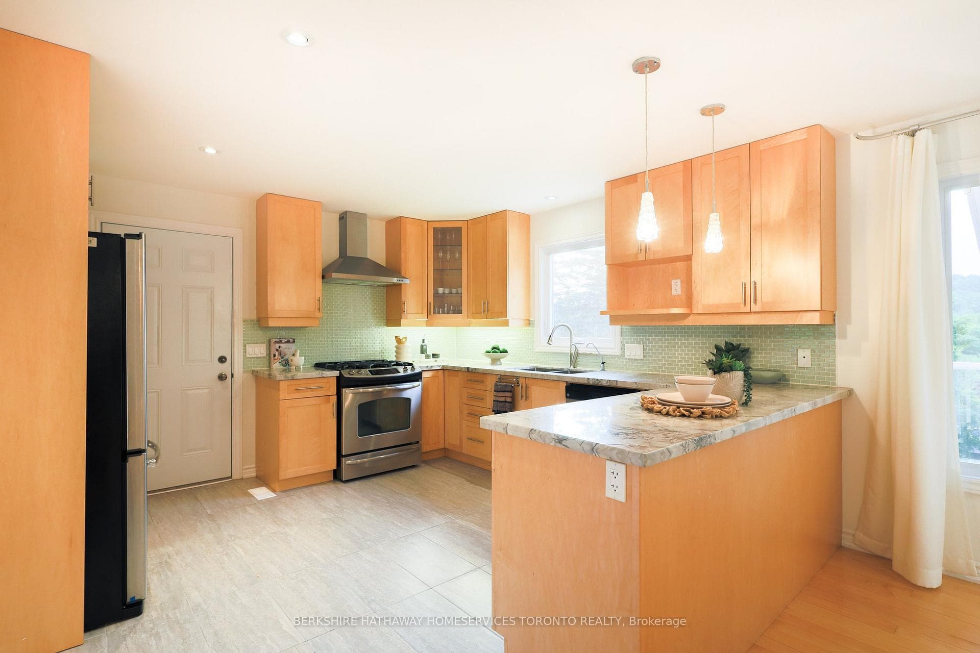 231 Victoria Street photo 8