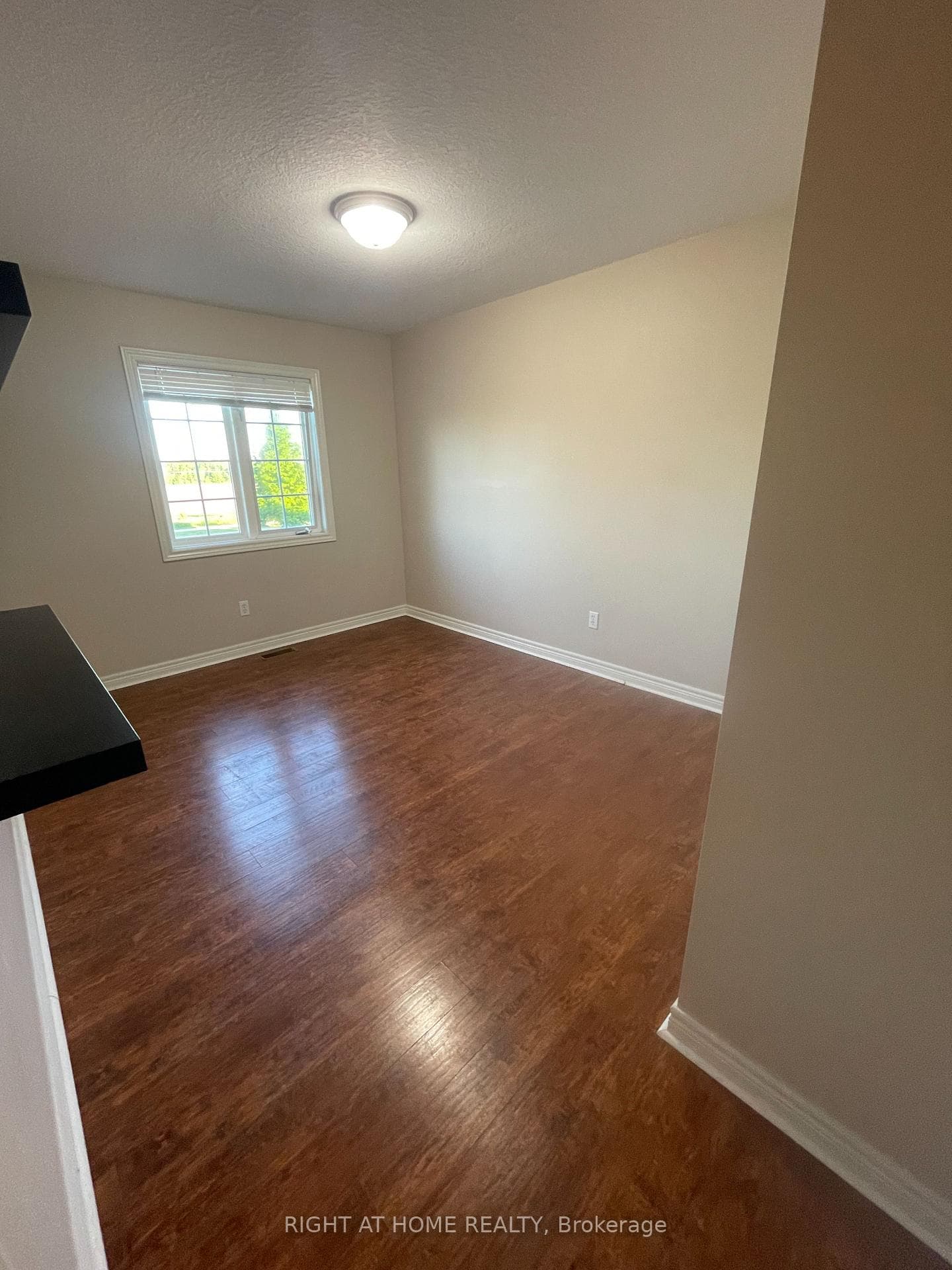 2090 English Crescent photo 11