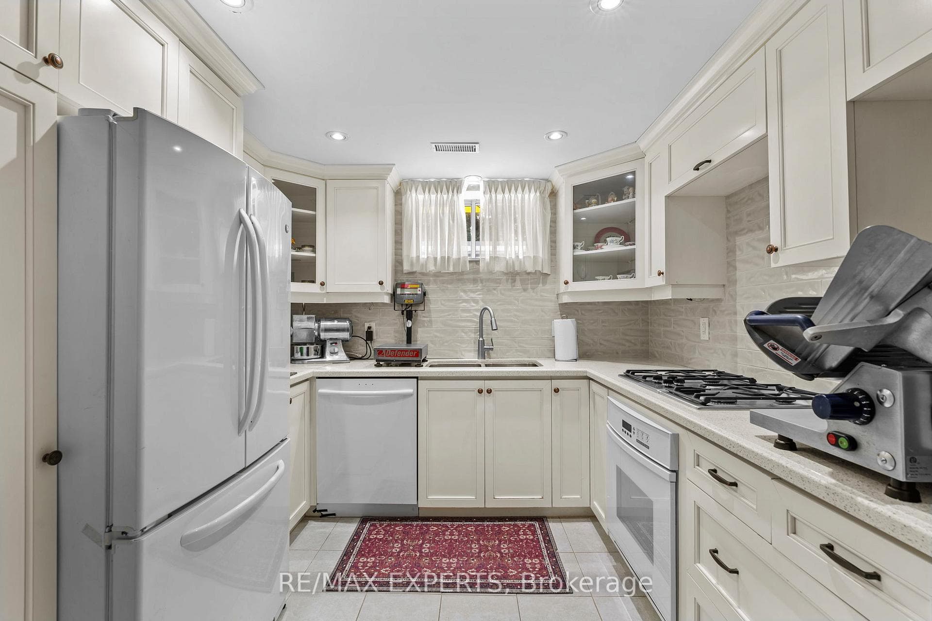 76 Bachley Crescent photo 40