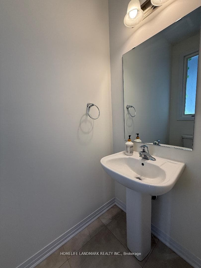18 Tyler Avenue photo 3