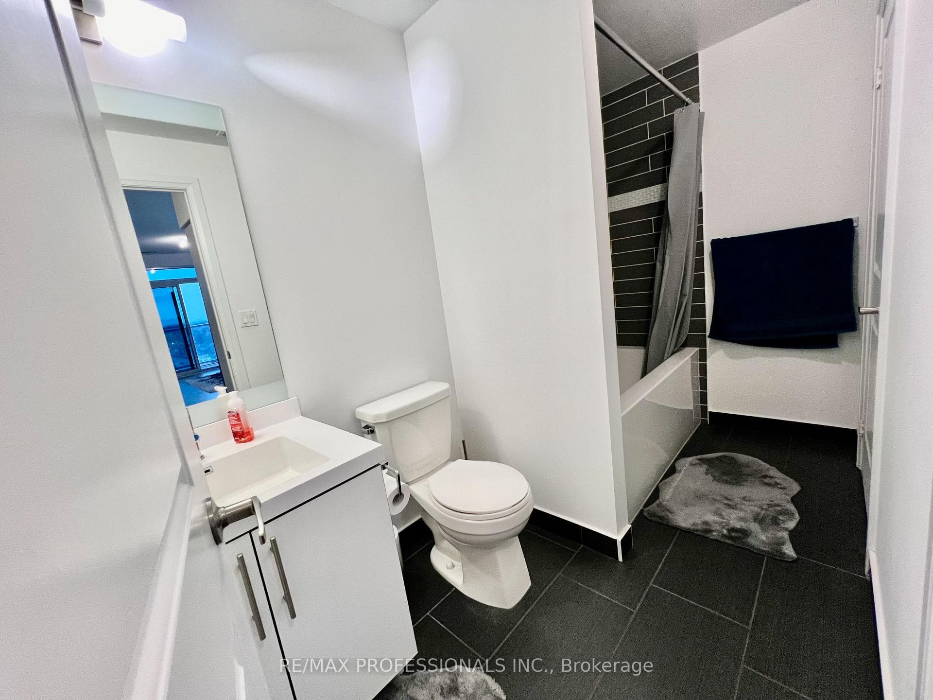 55 Speers Road Unit 1011 photo 22