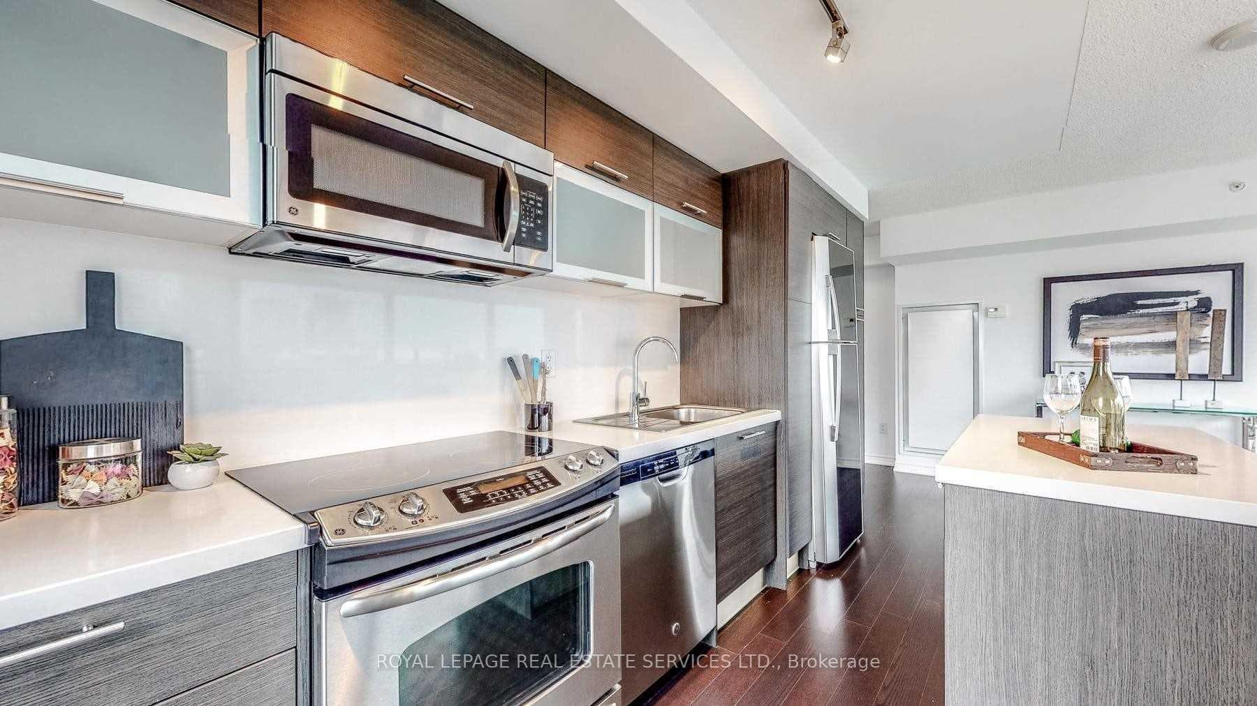 386 Yonge Street Unit 2010 photo 13