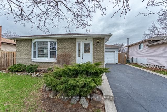 756 Mackenzie Drive photo 2