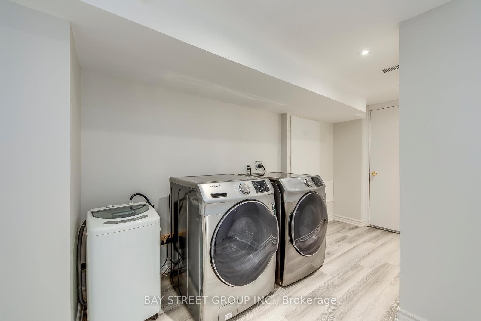 929 Ledbury Crescent photo 32