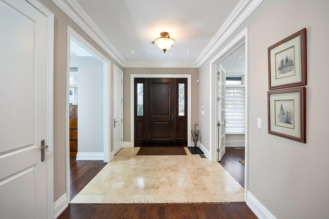 Centre Hall Entry Foyer