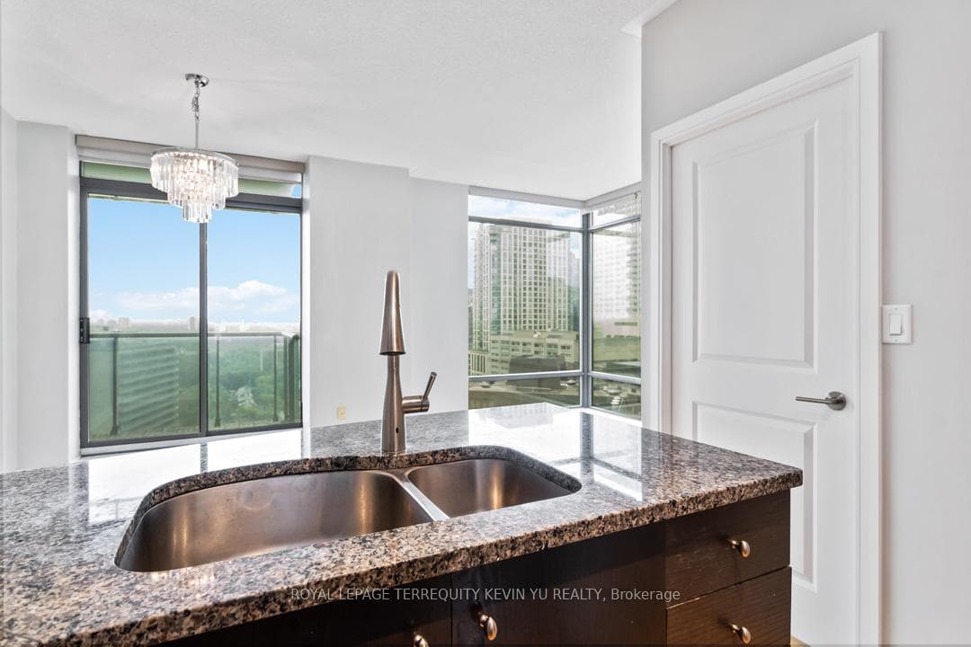 18 Yorkville Avenue Unit 1702 photo 14