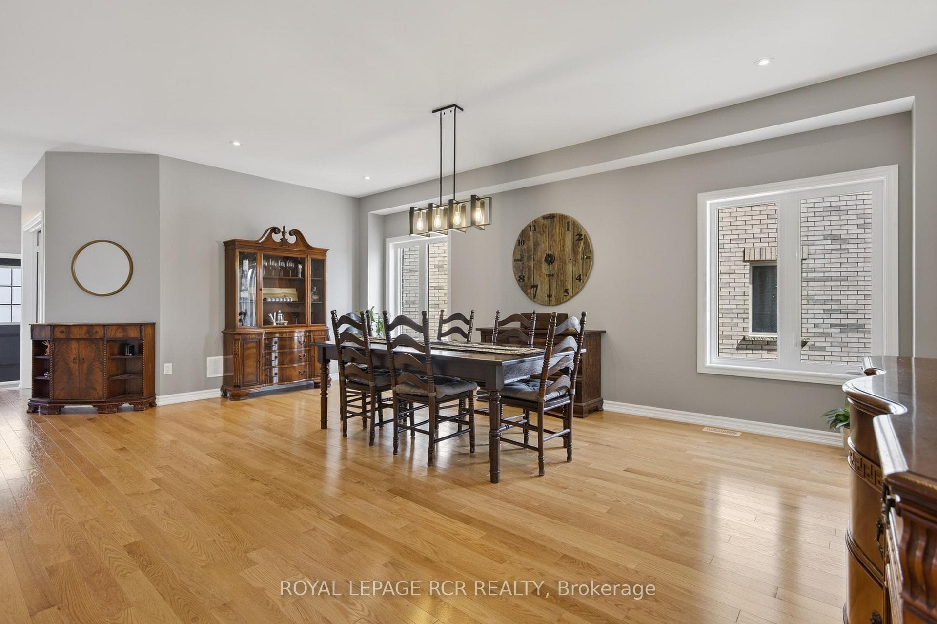 375 Russell Street photo 2