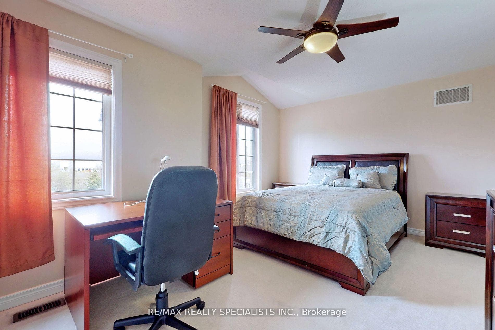 37 Versailles Crescent photo 30