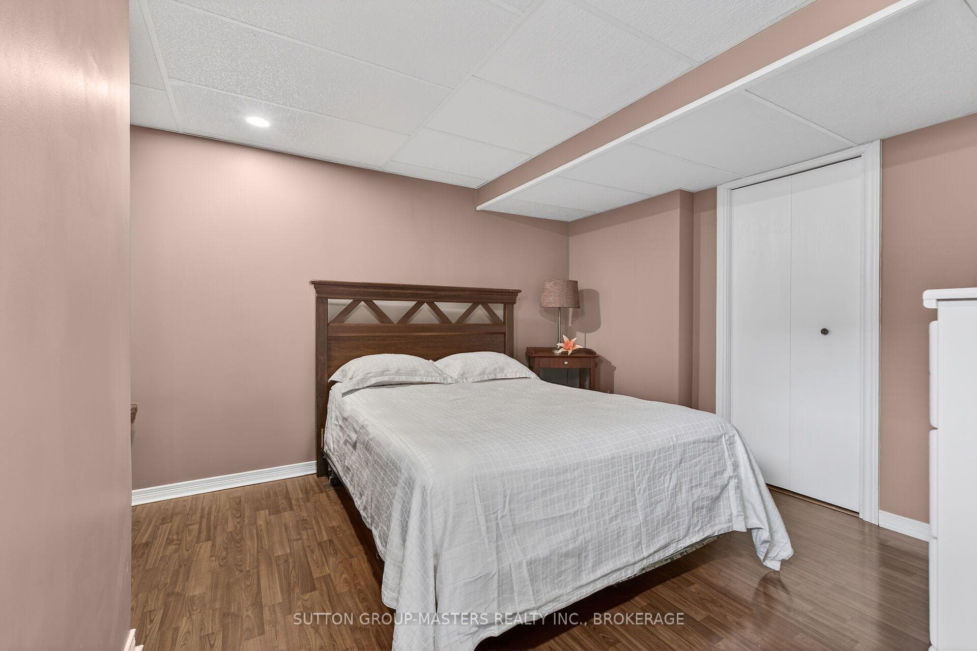 1080 Palmerston Crescent photo 30