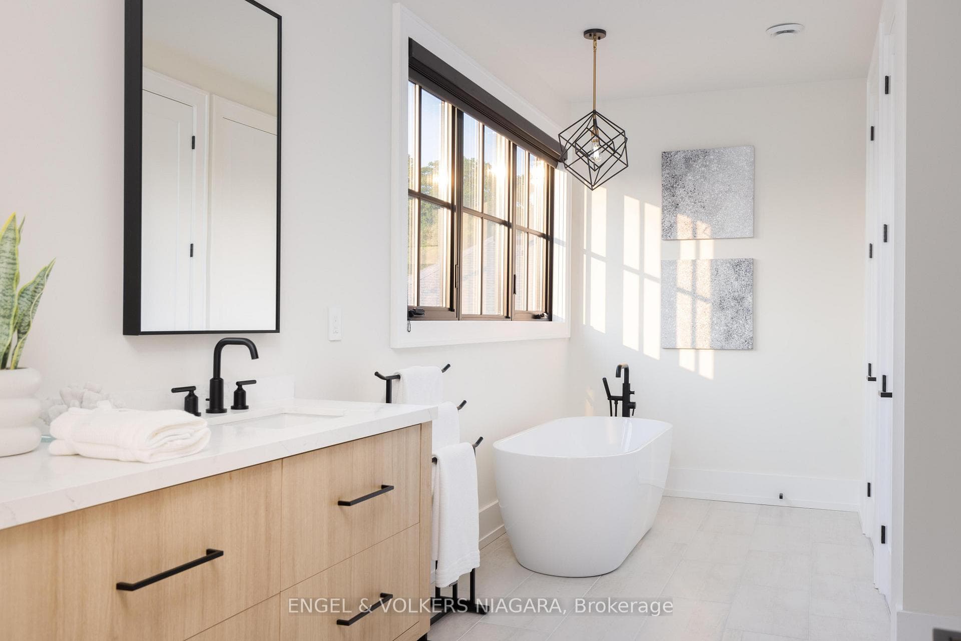 Primary suite soaker tub