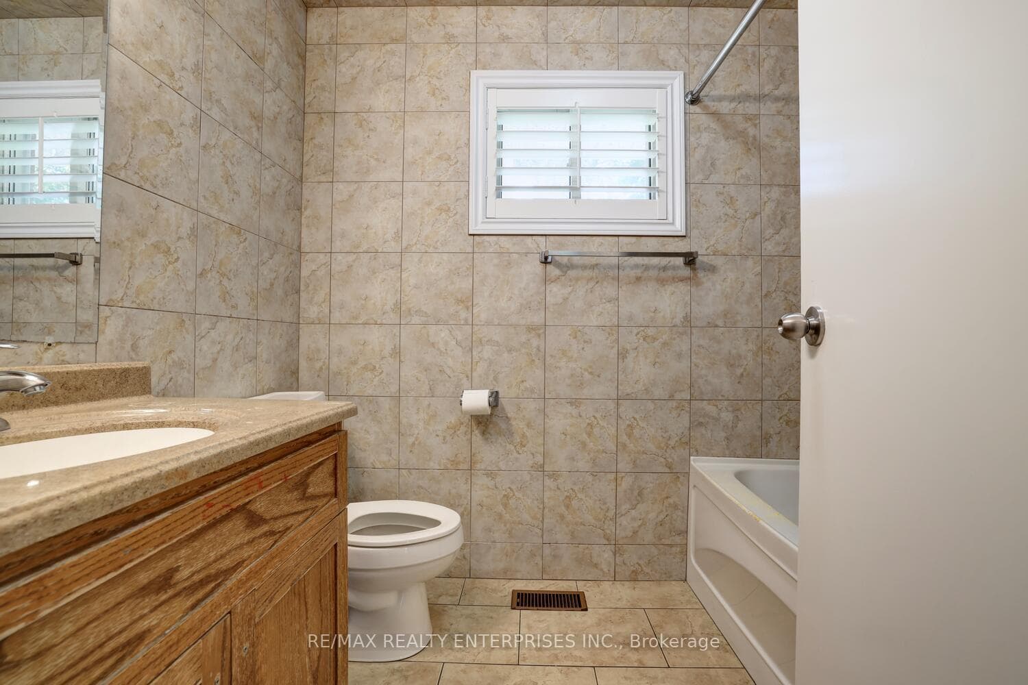 1751 Queen Street photo 16