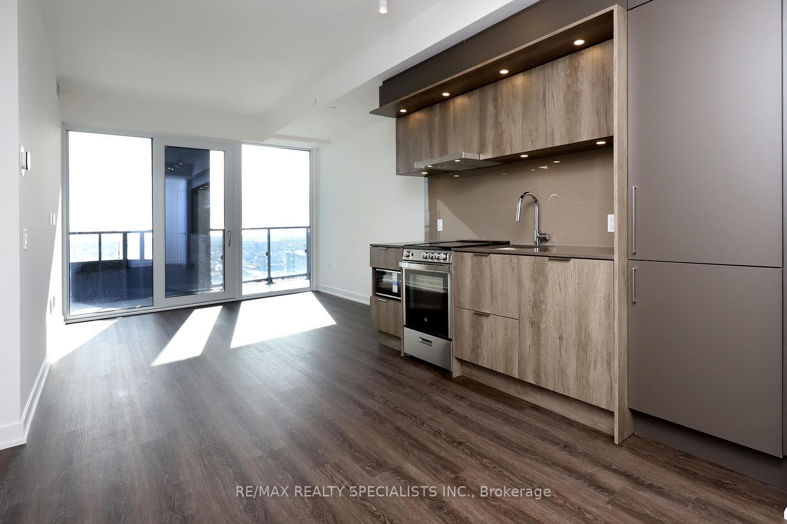 448 Burnhamthorpe Road Unit 1408 photo 6