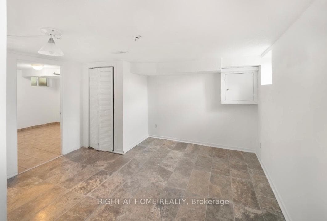 740 KENNEDY Road Unit 49 photo 14