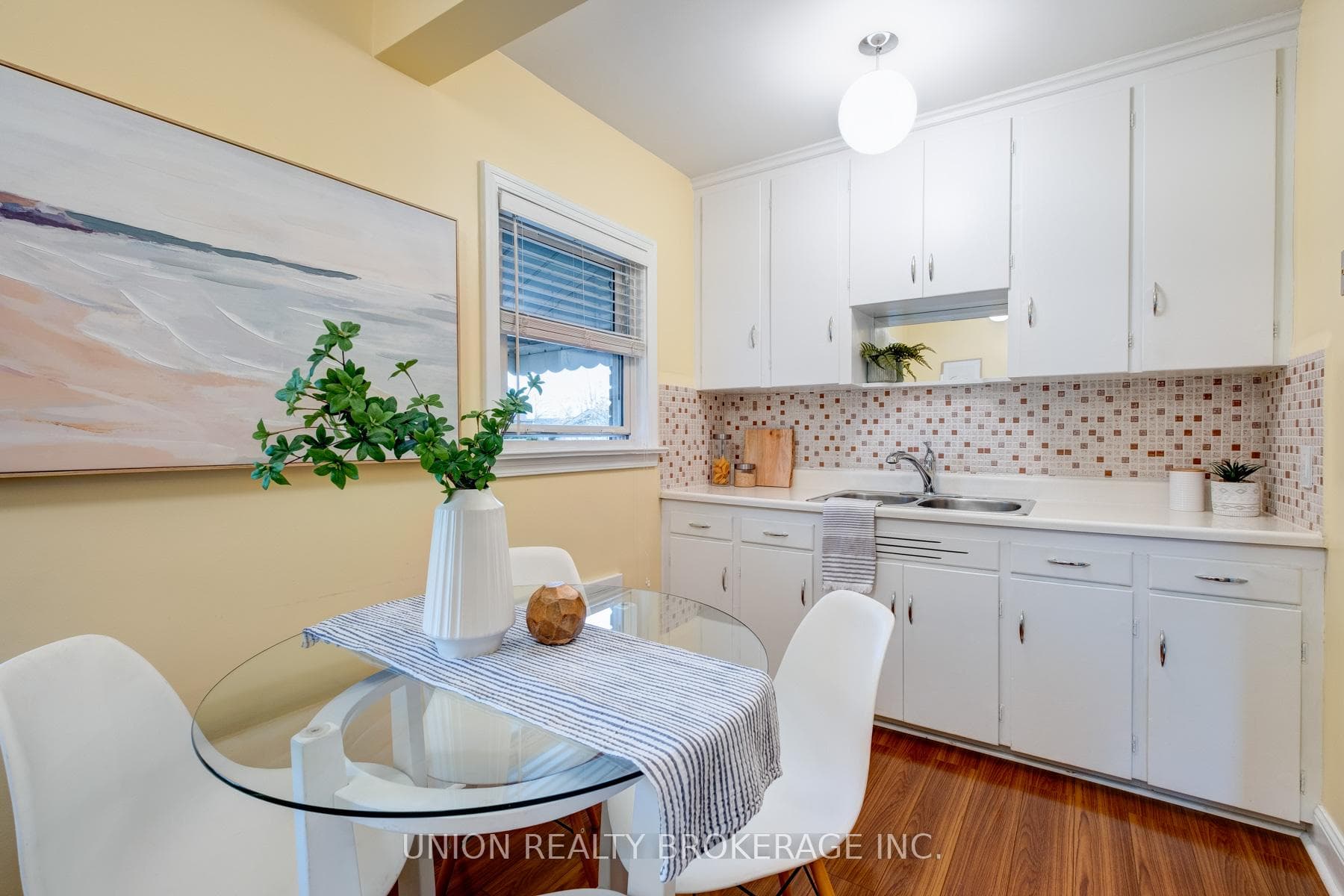 Eat-In Kitchen