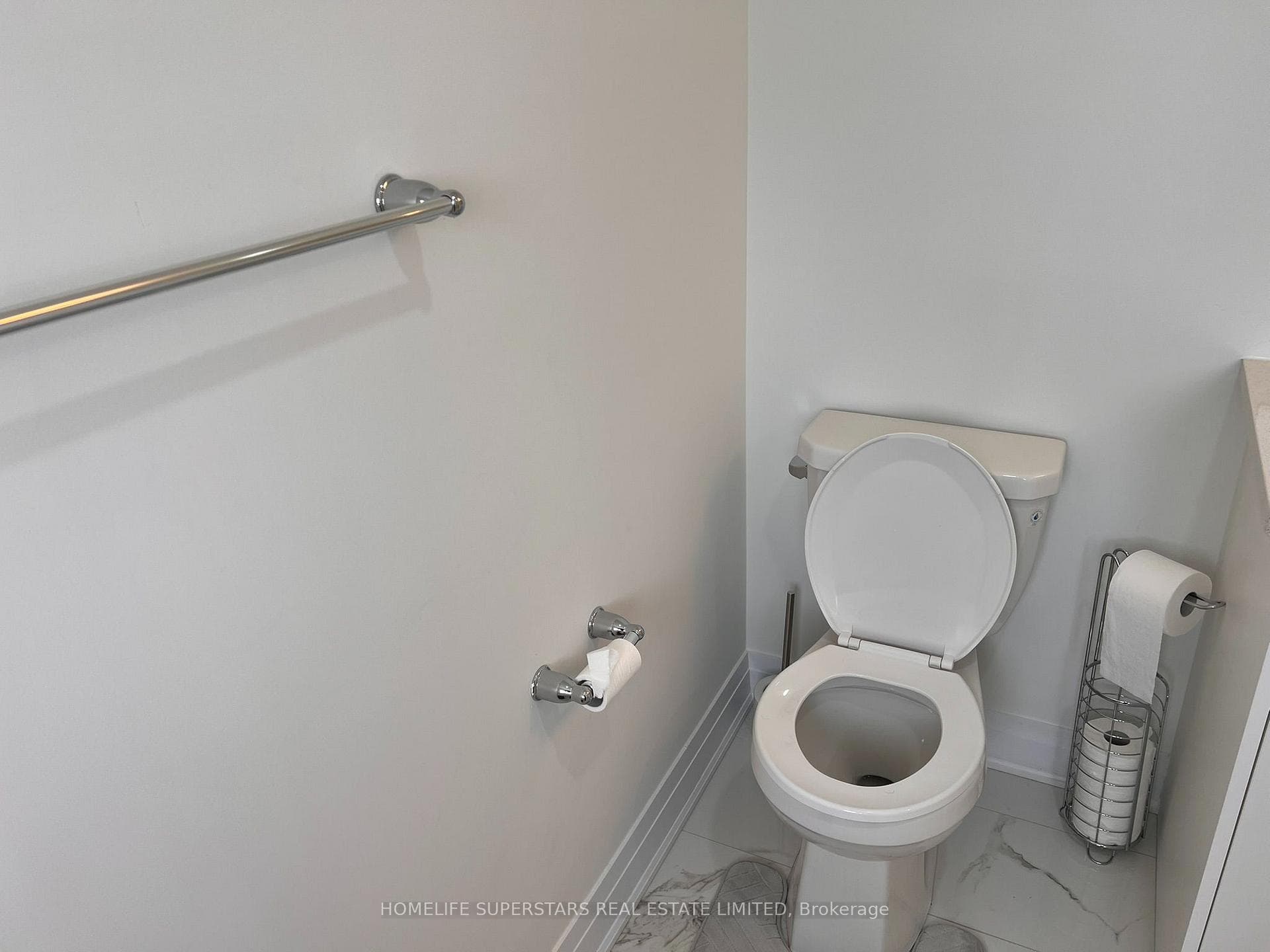 188 AVIRON Crescent photo 41