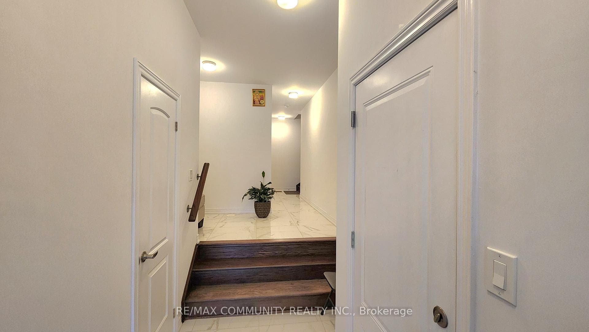 2041 Cameron Lott Crescent photo 3
